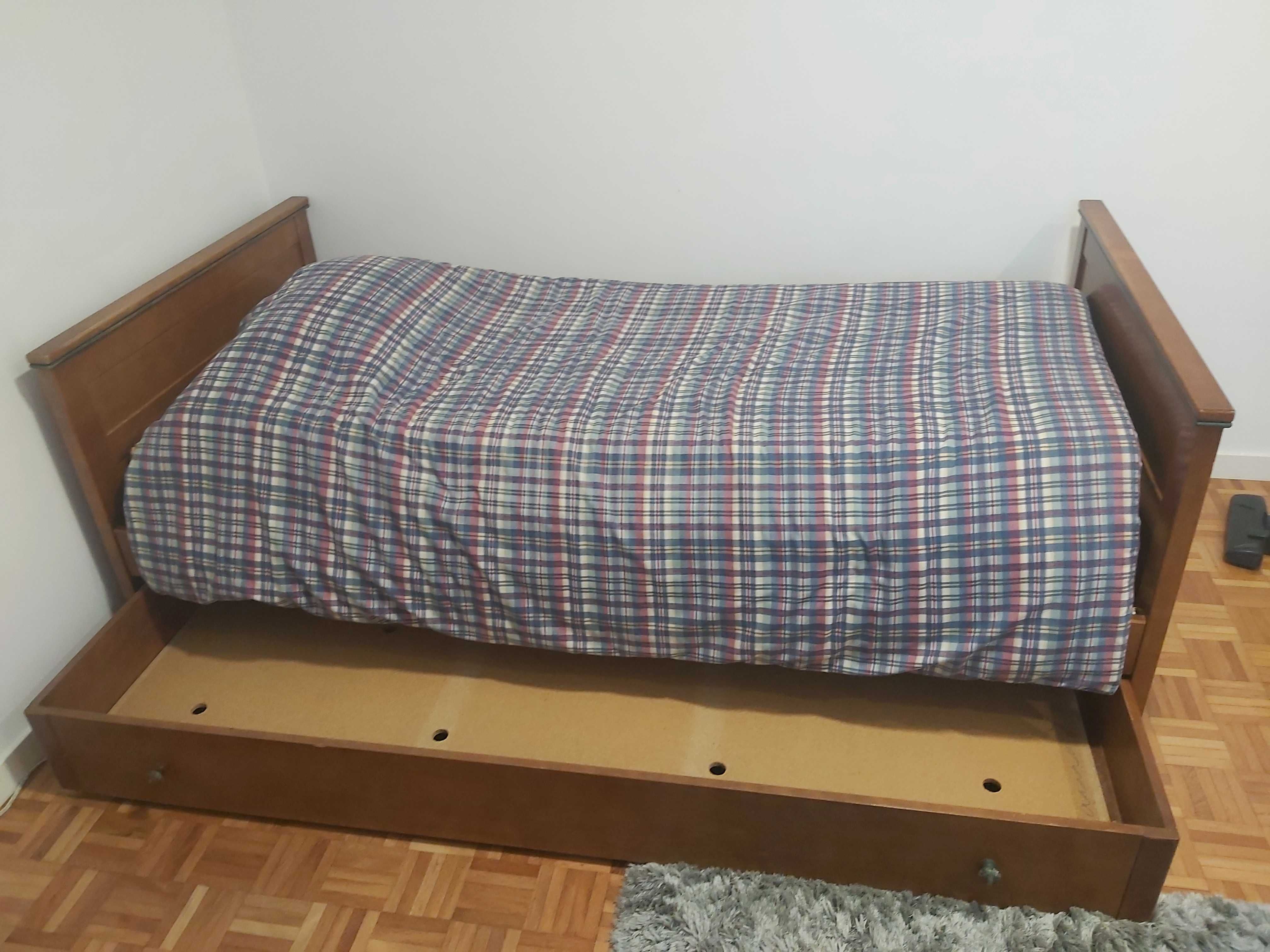 Cama com gavetão, 2 colchões e Secretária