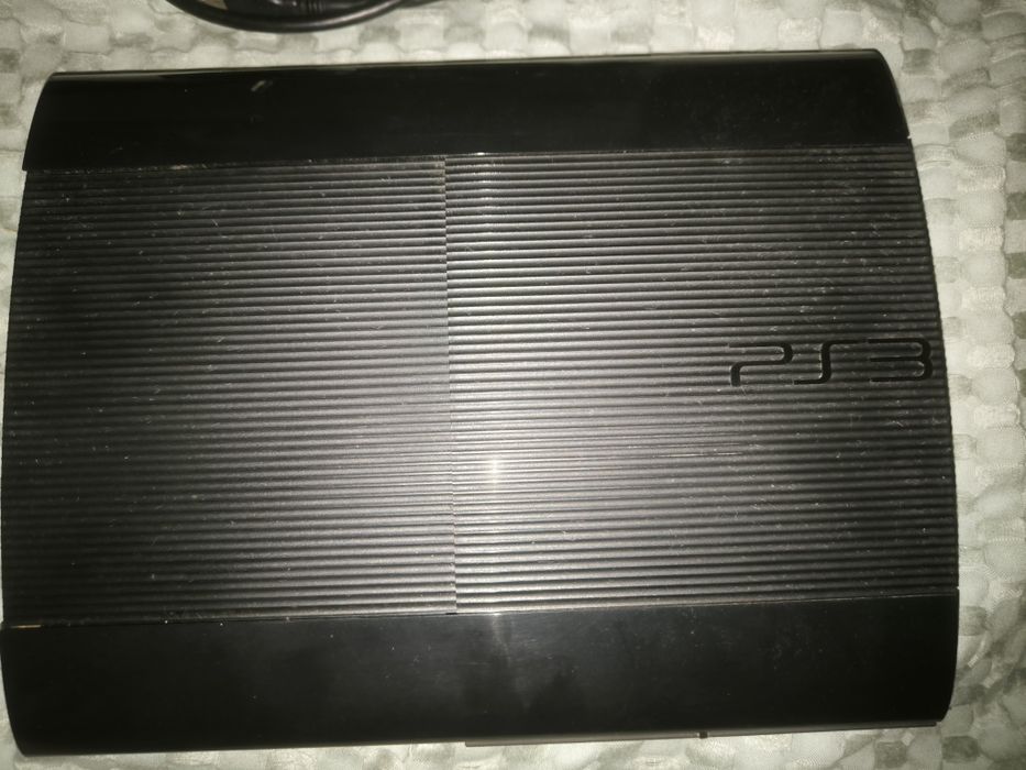 Playstation 3 super slim 500gb mais comando (vai com os cabos também)