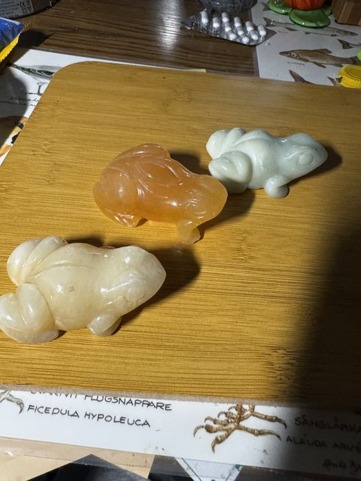 Żaby figurki kamien naturalny