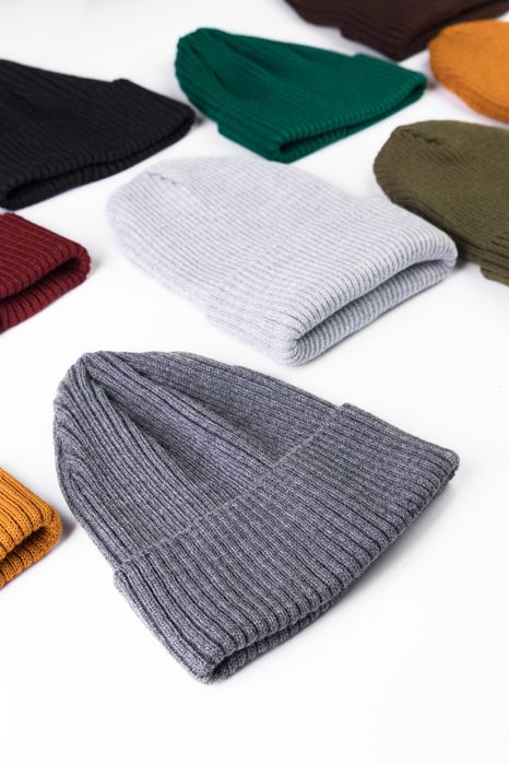 Шапка червона, коричнева