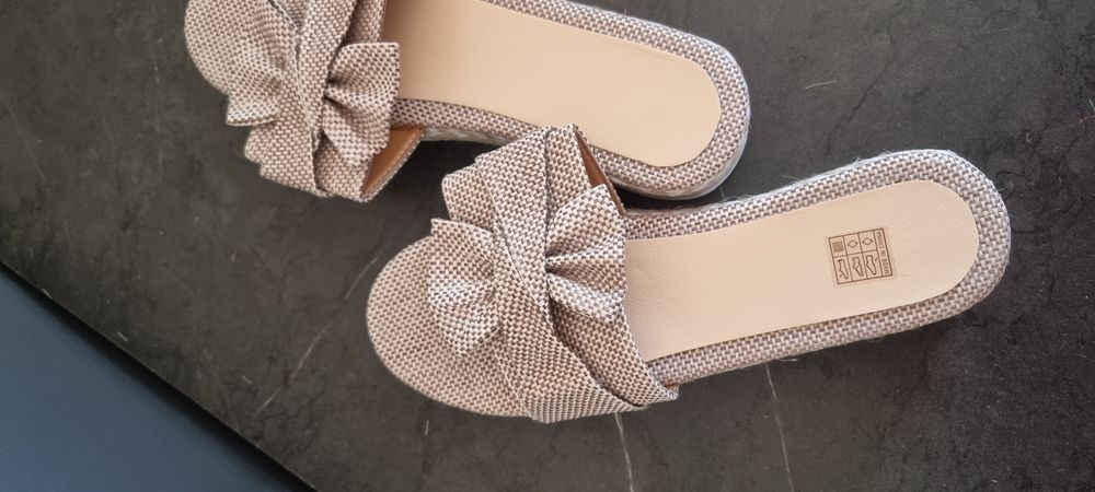 Sandálias Estilo Cunha Salto Grosso tamanho 39