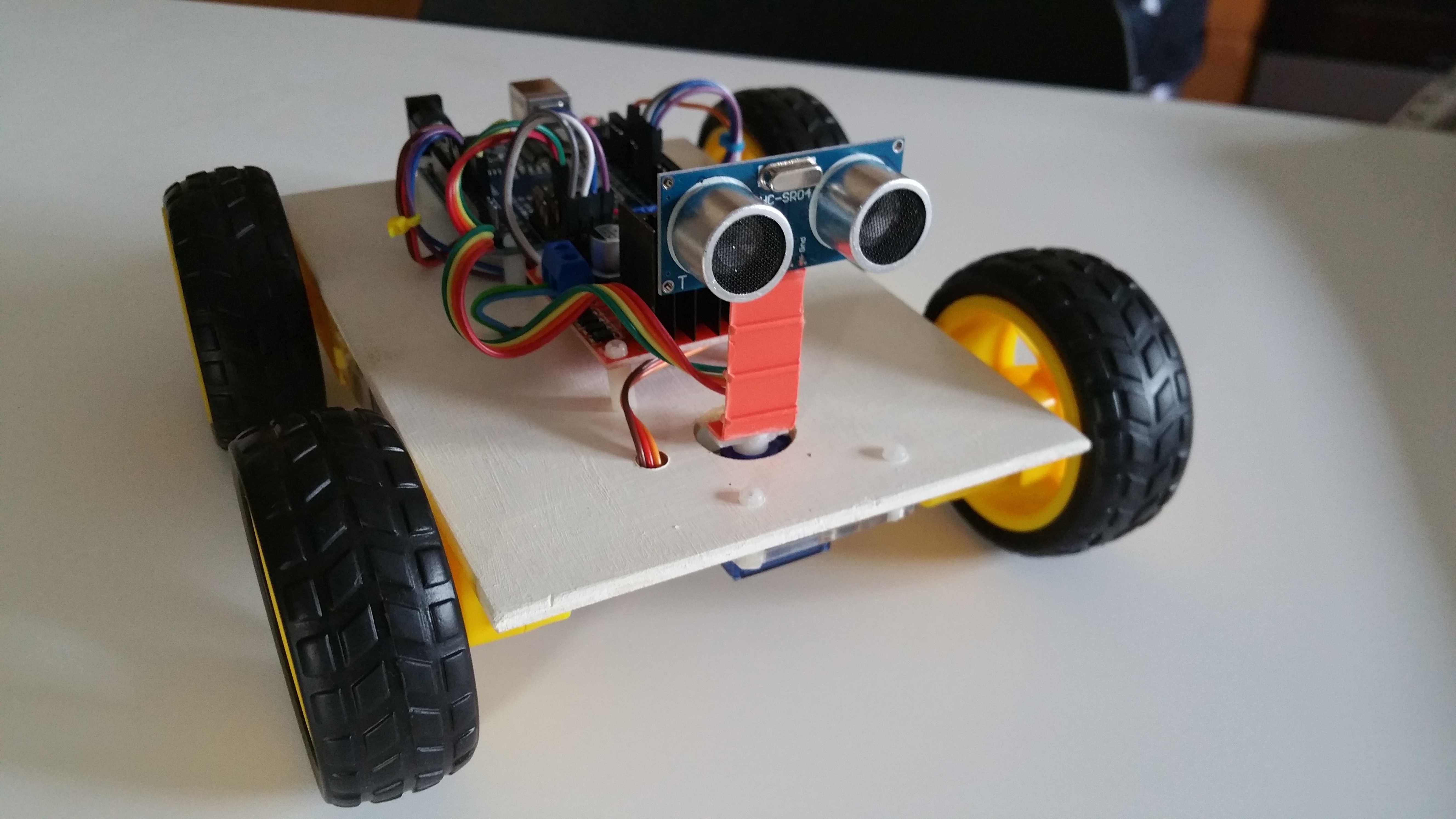 Carro Robot Educacional Arduino programado que evita obstáculos.