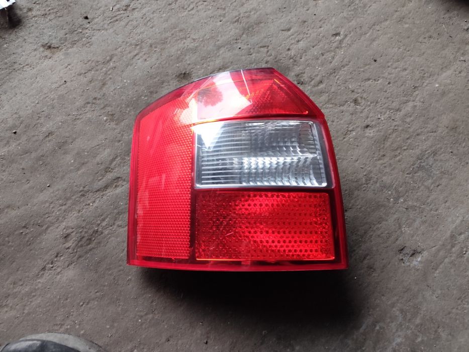 Audi A4 B6 kombi lampa lewa tylna lewy tył