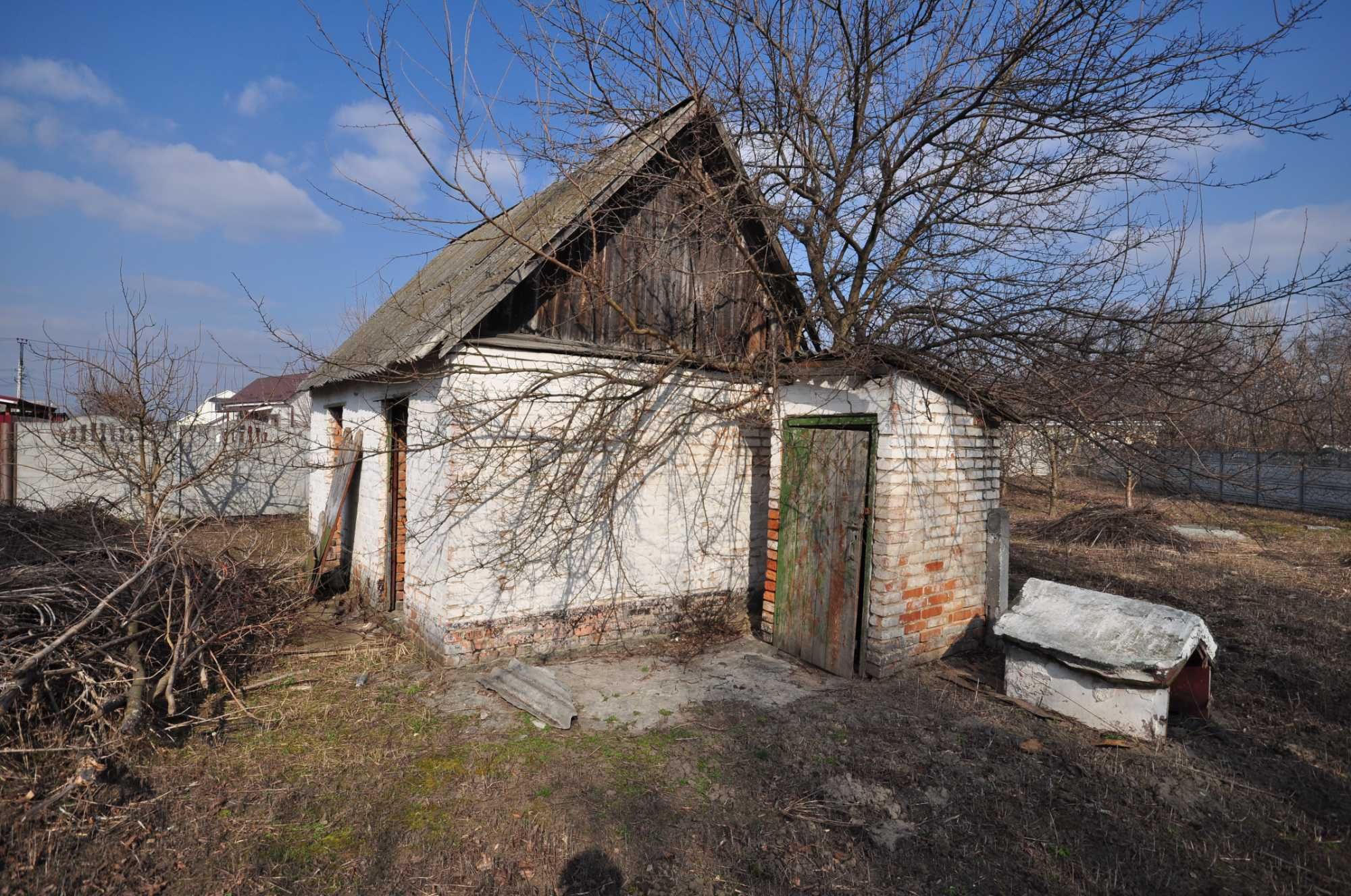 Будинок біля магазину в центрі с. Фурси!
