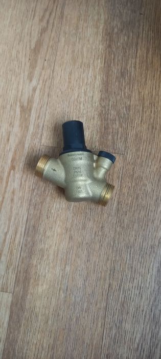 Редуктор тиску води Honeywell D04FM-1/2A