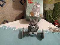 Figurka z serii Tom and Jerry, kot Tom, podnosi sztangę otwiera oczy.