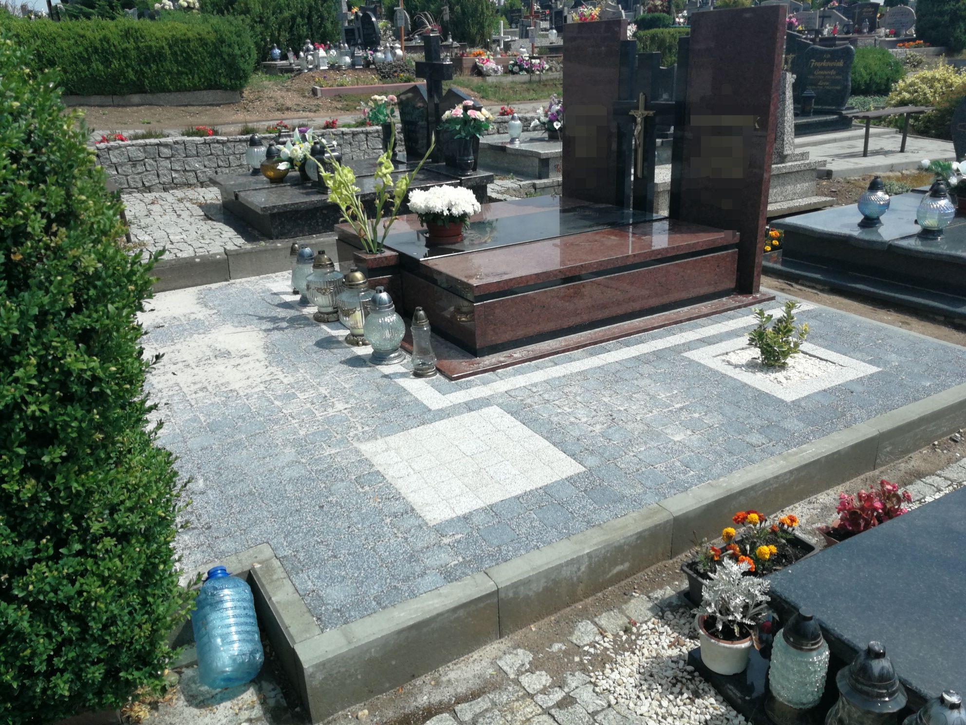 Kostka wokół grobów na cmentarzu/podnoszenie zapadniętych nagrobkow