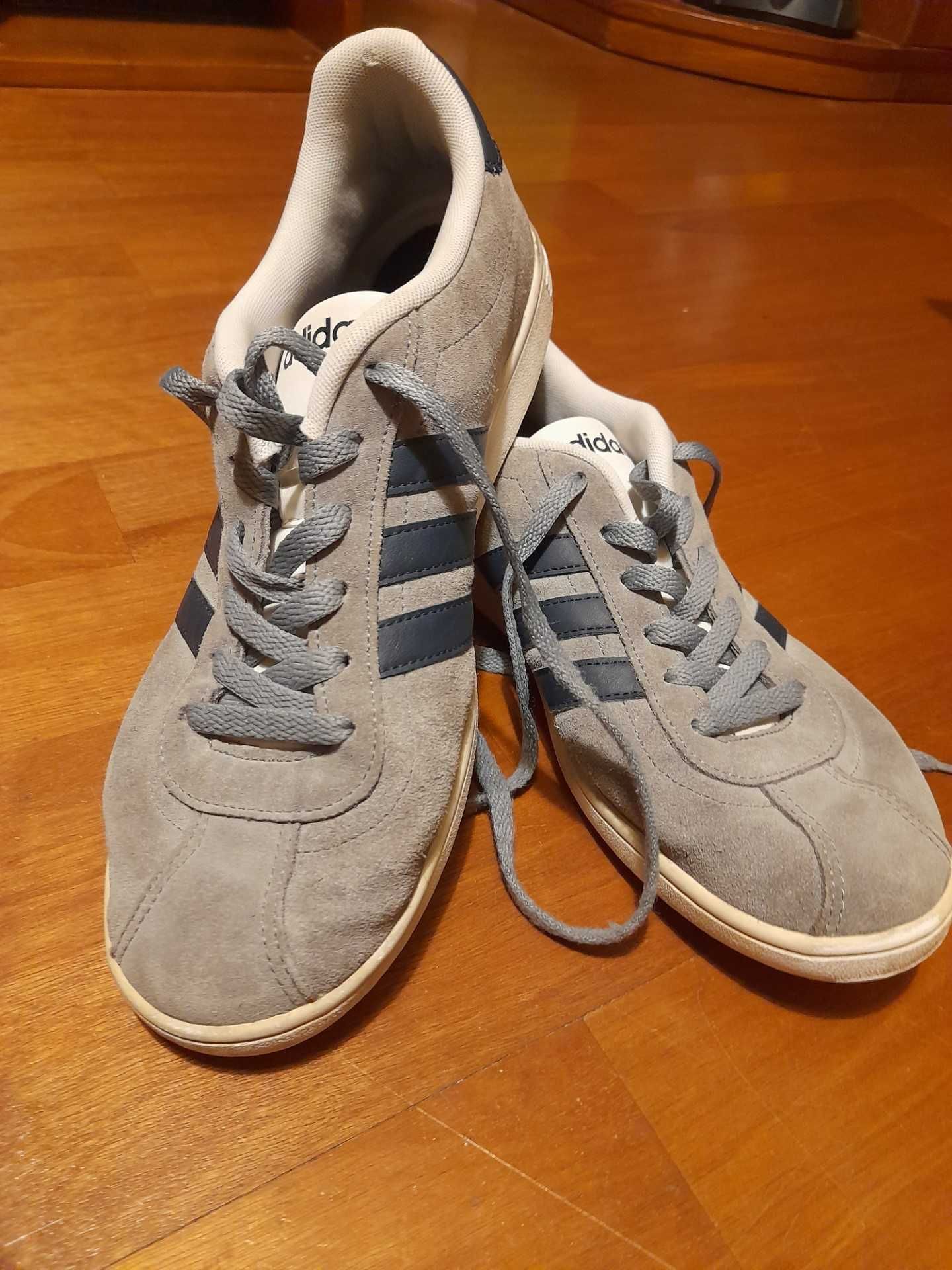 Tênis Adidas Cinzentos