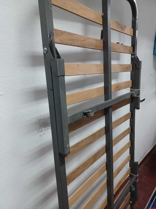Cama divã de ripas