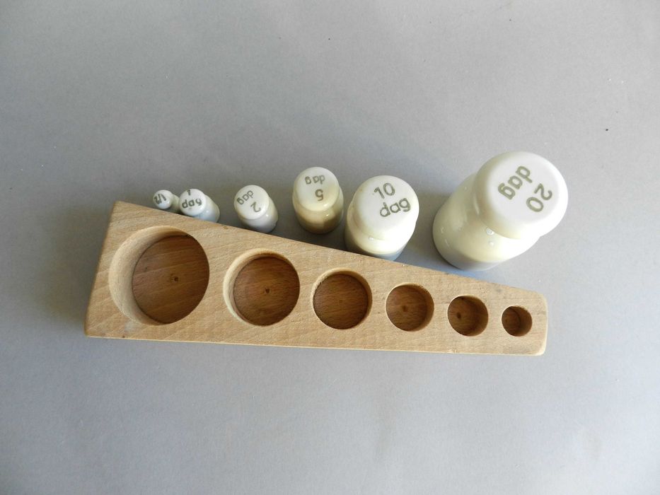 stare porcelanowe odważniki do wagi szalkowej