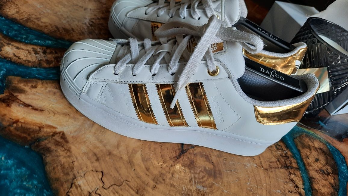 Buty sportowe firmy ADIDAS model Superstar