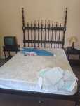 Cama antiga e mesas de cabeceira