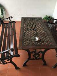 Mesa e bancos de jardim em ferro
