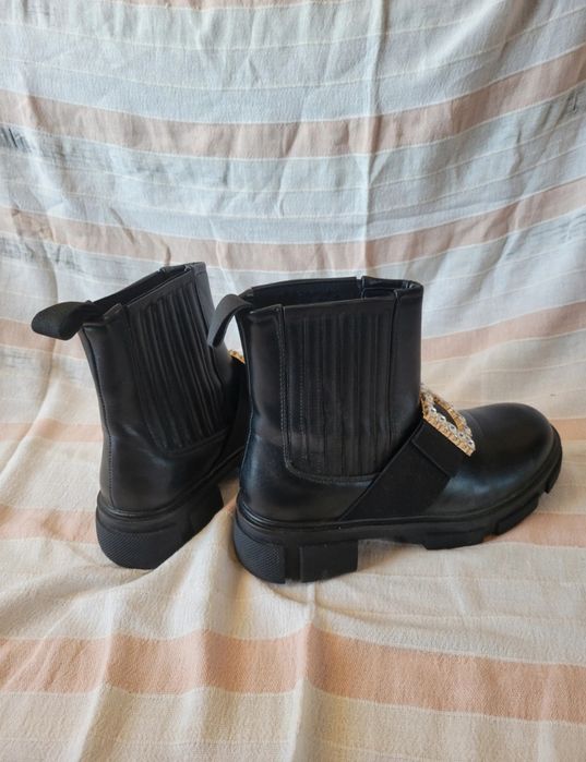 Botas pretas c/detalhe 39