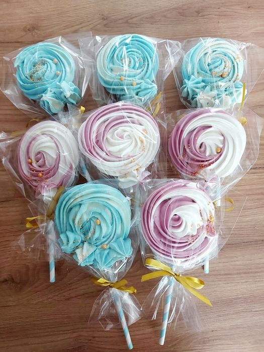 Lizaki bezowe minibezy muffinki minidesery urodziny słodki stół