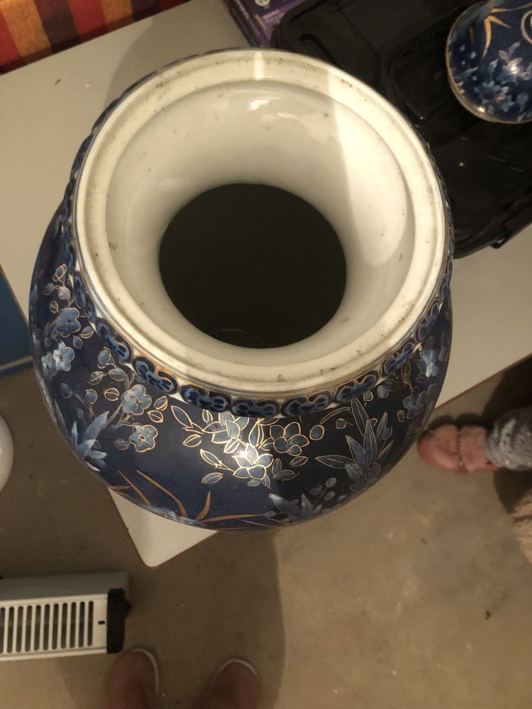 Jarro com motivos florais e animais