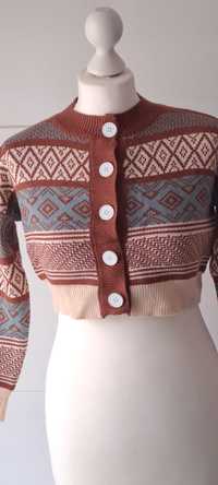 Krótki sweter z białymi guzikami