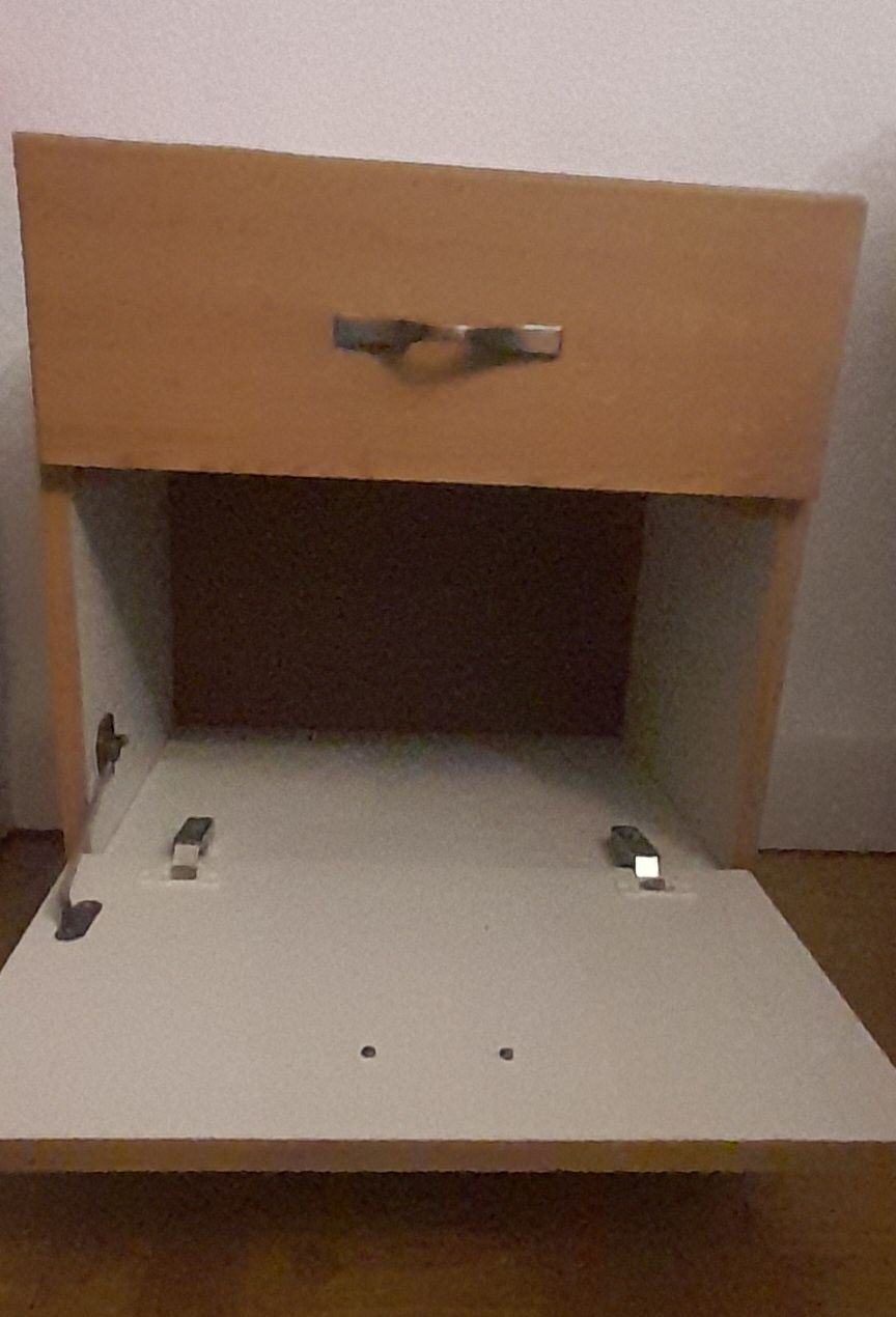 Mesa de cabeceira castanha