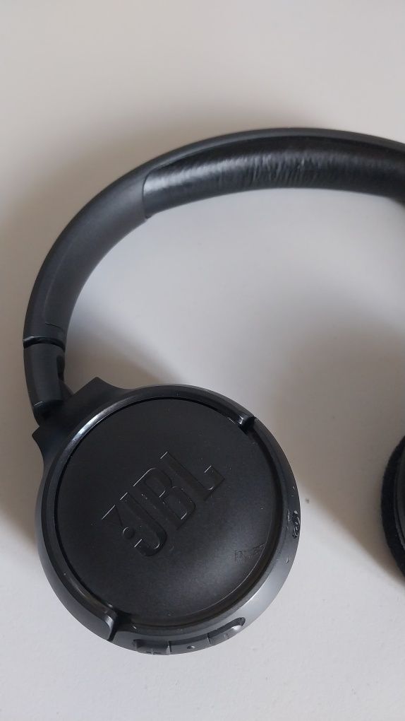 Продам беспроводные наушники JBL