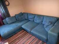Sofá azul turquesa com almofadas
