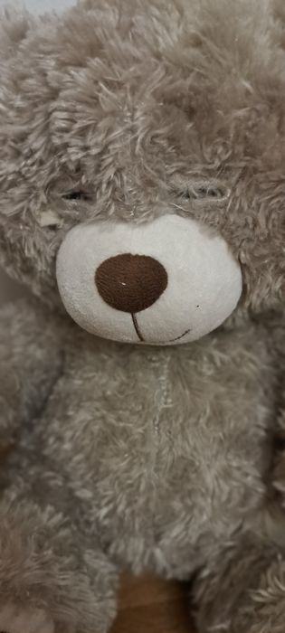 Miś, pluszak, zabawka, mówiący, interaktywny, zamyka oczy