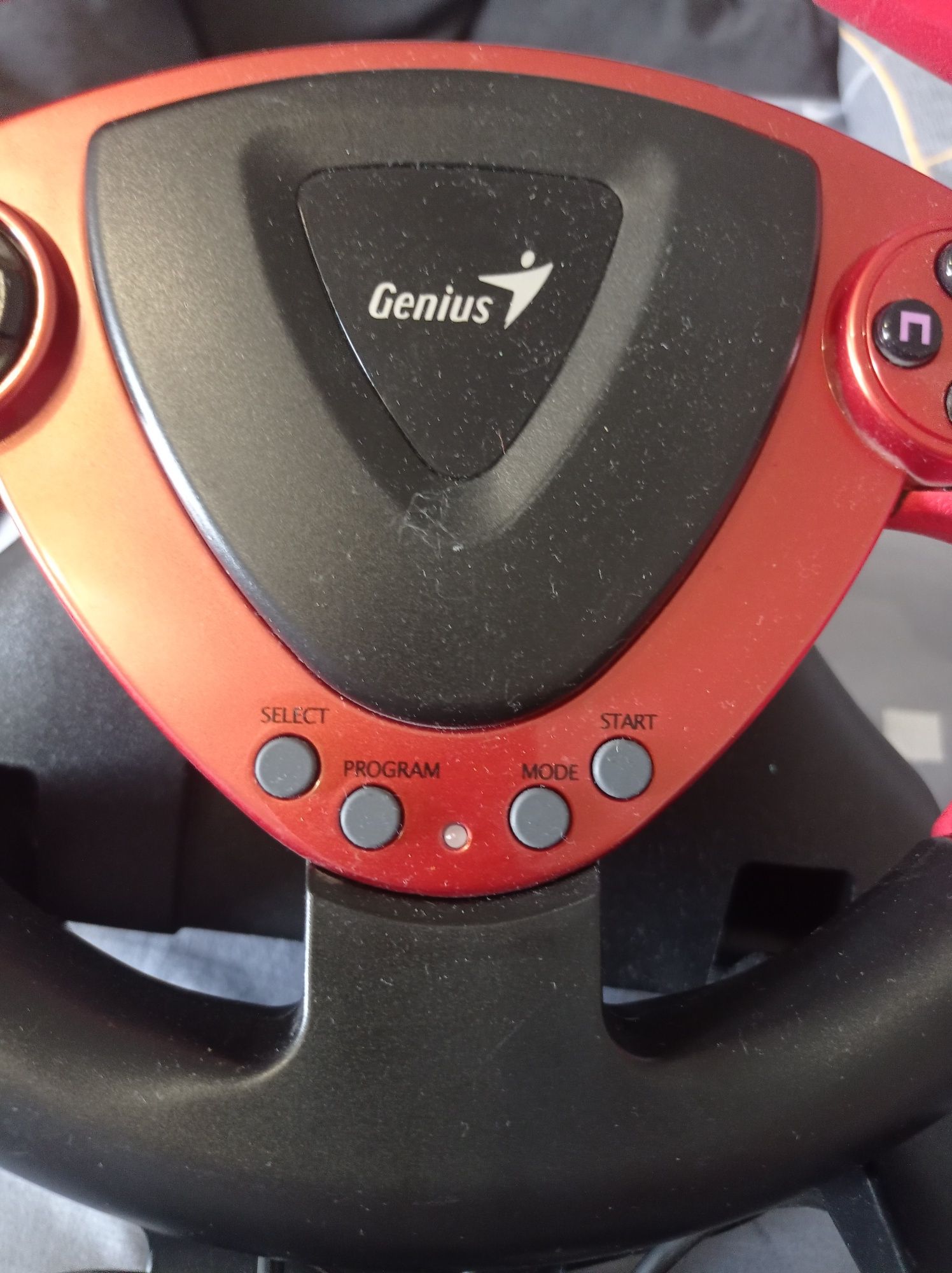 Игровой руль с педалями Genius