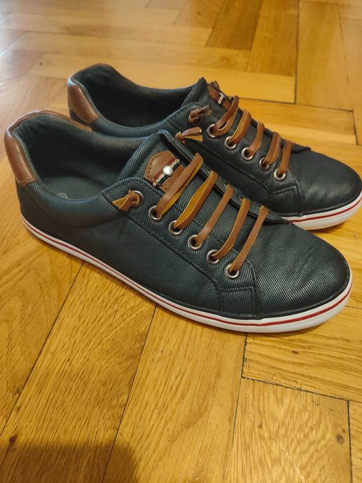 Adidasy, Graceland. 39