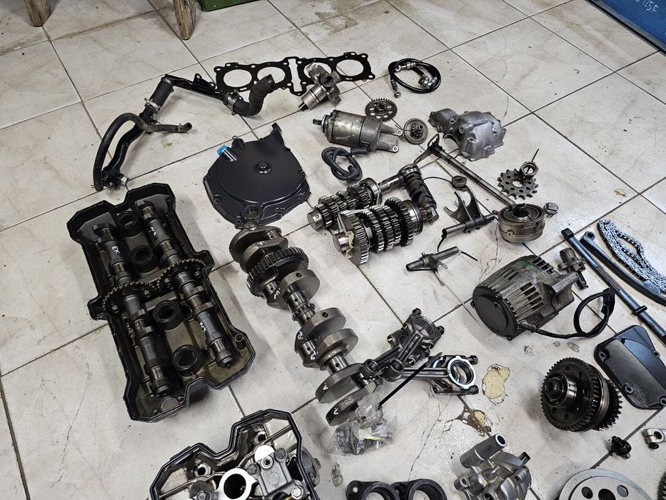 Suzuki GSXR 750 silnik części GSX-R wał głowica skrzynia kapa zębatka