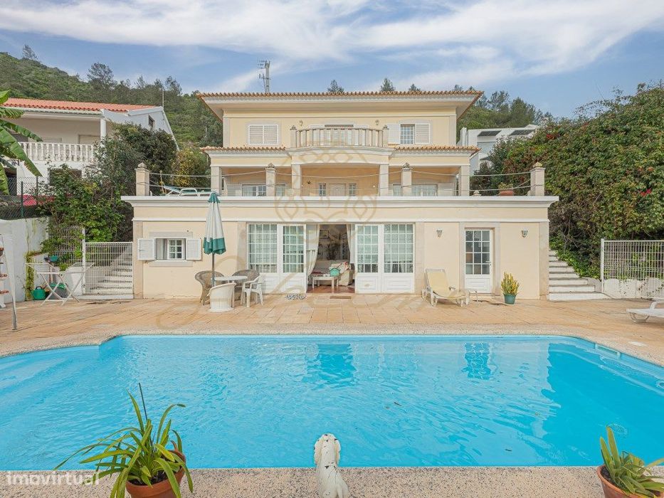 EXCLUSIVO!!! Moradia Clássica com 4 Suítes Vista de Mar e Piscina.