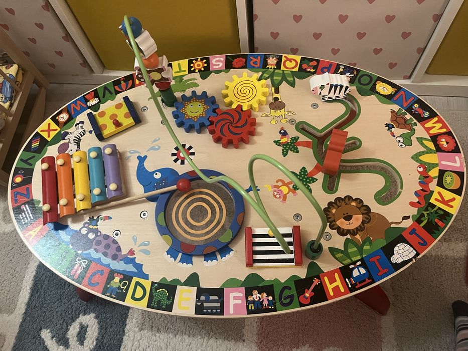 Drewniany stolik edukacyjny manipulacyjny dla maluszka