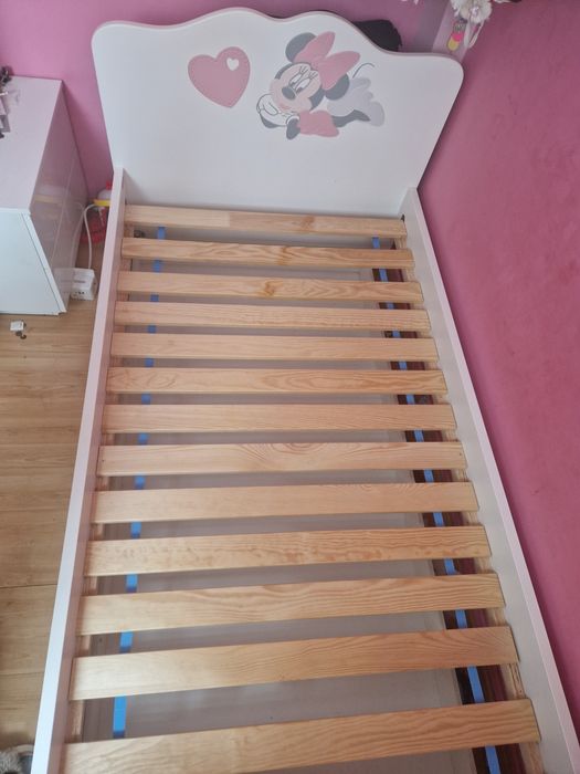 Łóżko z materacem