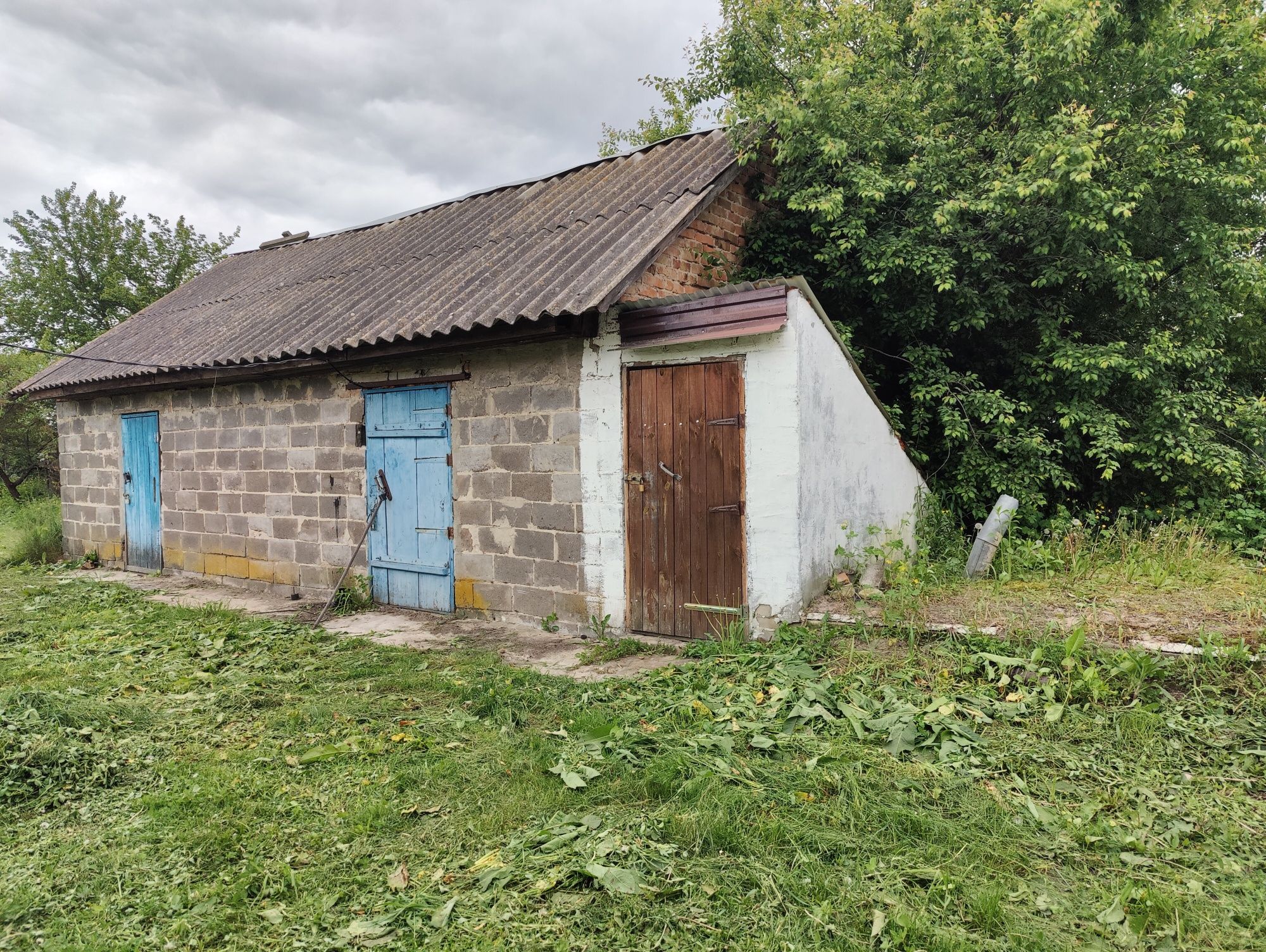 Продається цегляний будинок у м. Переяслав, за 85 км від Києва.