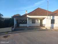 Moradia T4 com logradouro, tertúlia e garagem em Abrã, Santarém.