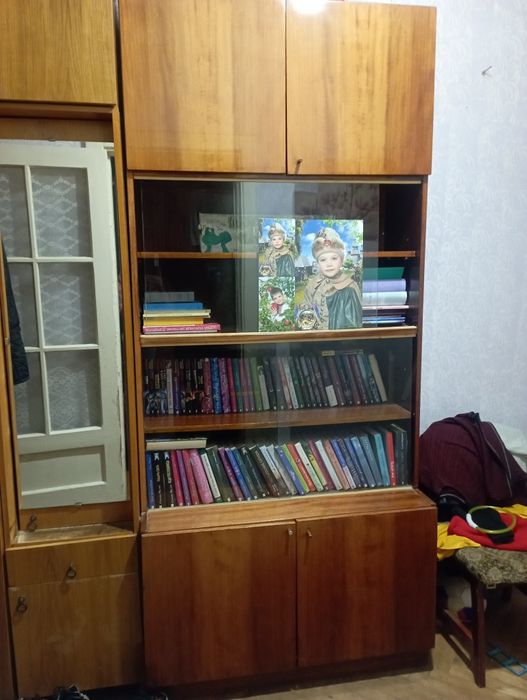 Серванті шафа книжкова