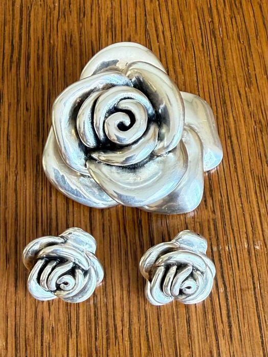Srebrna zawieszka róża duża srebro 925  + kolczyki srebrne 925