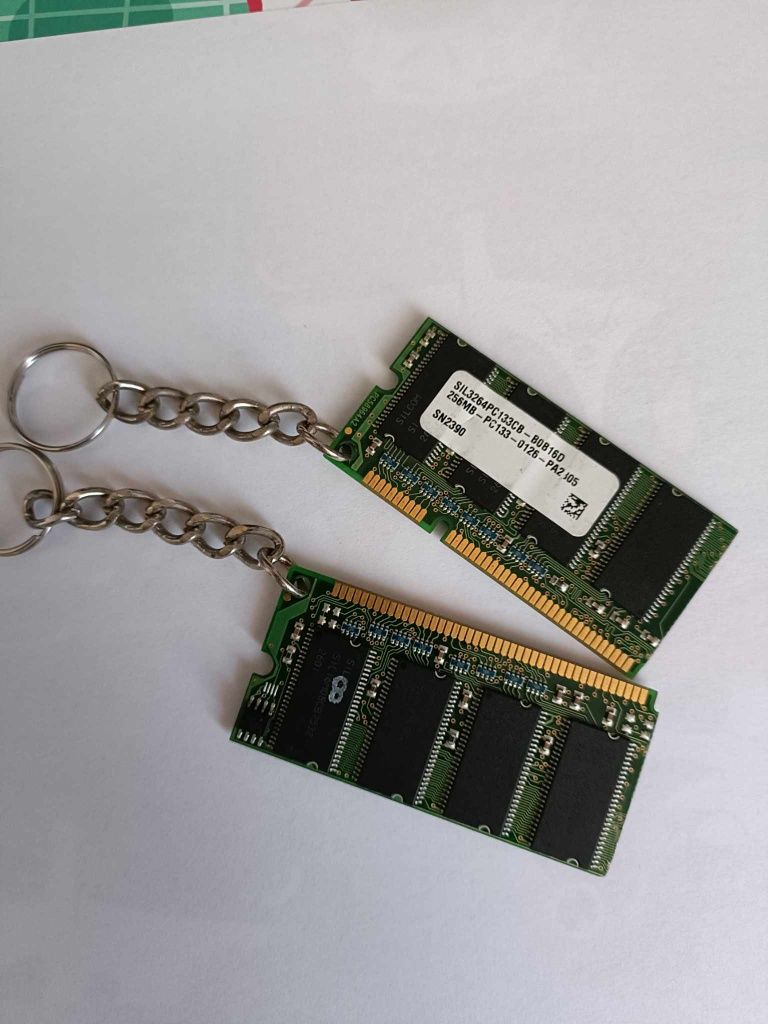 Niesamowity breloczek do kluczy z pamięci RAM komputera HIT