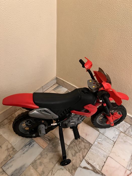 Moto vermelha bebe