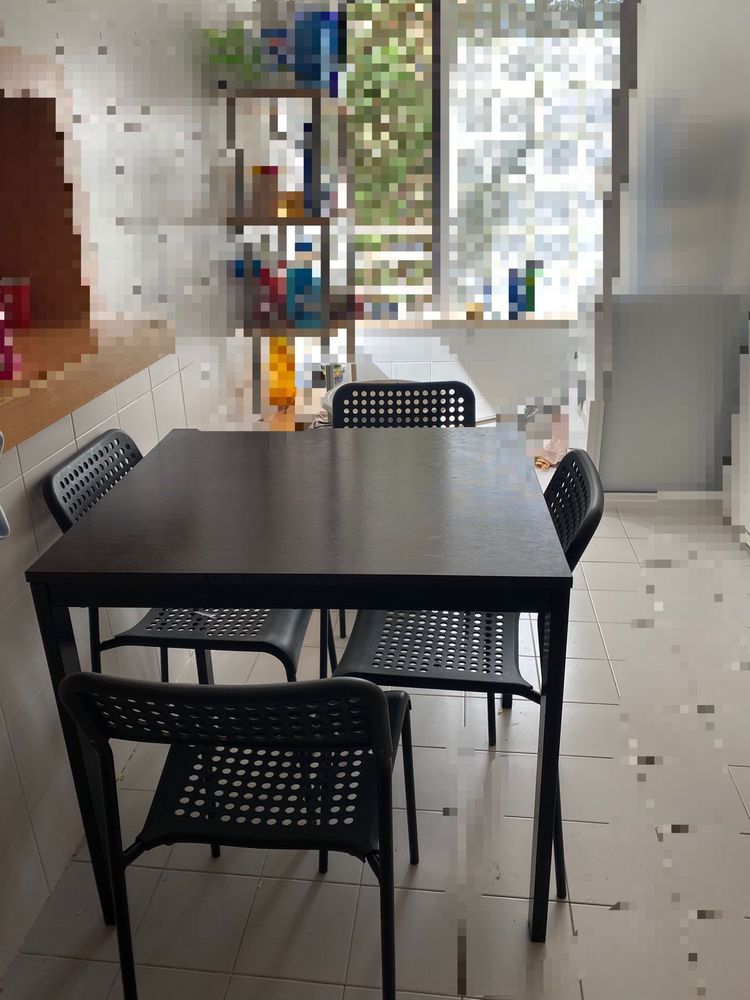 Mesa com 4 cadeiras em otimo estado