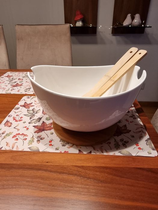 Biała misa na sałatę z bambusowymi łyżkami łyżkami