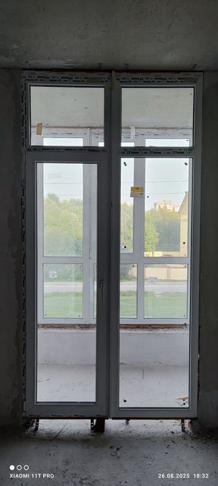 Металопластикові двері з вікном на балкон. Вис-2660-шир1400