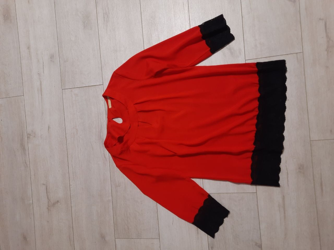 Червона блузка з чорним кружевом