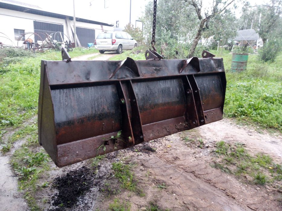 Balde de retro Ford 655 mais as costas de um balde multifunções