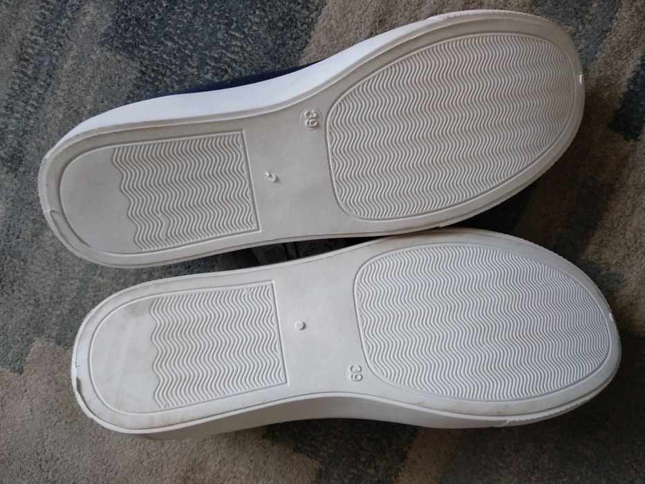 Buty sportowe z białą podeszwą