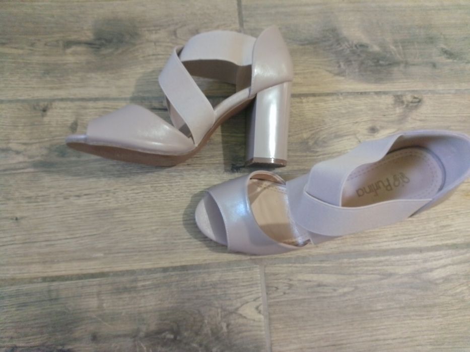 Босоніжки жіночі