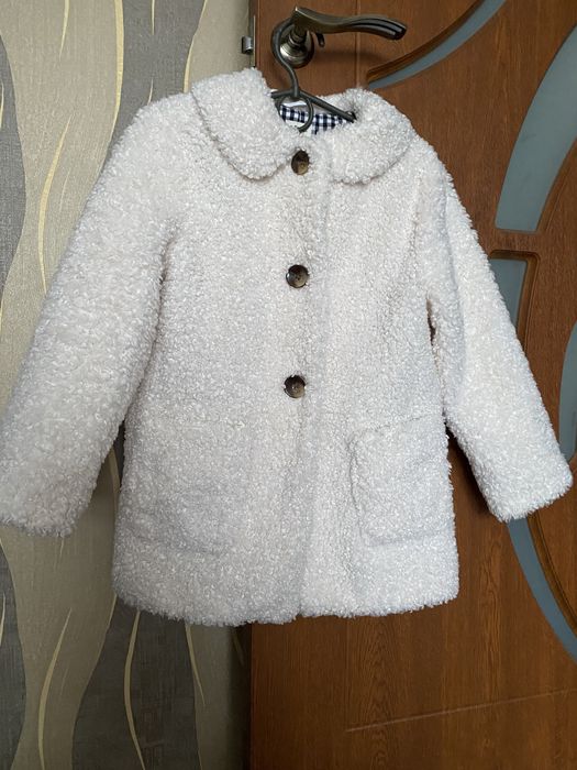 Шубка деми для девочки на 6-7 лет