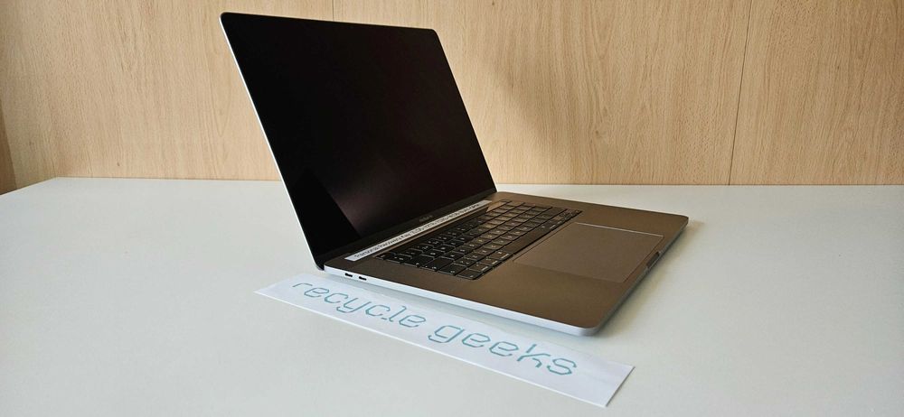 Apple Macbook Pro A2141 i9 9980HK 32GB RAM DDR4 1TB NVMe