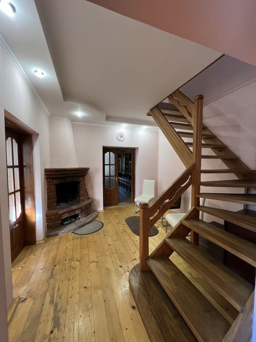 Півособняк із земельною ділянкою поруч центру міста