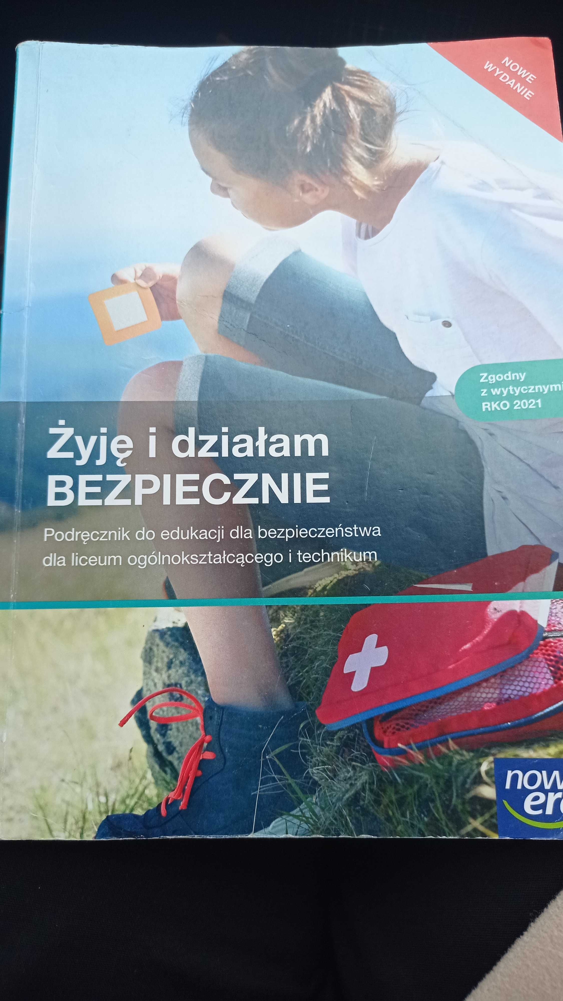 Podręcznik  do edb "Żyję i działam bezpiecznie"