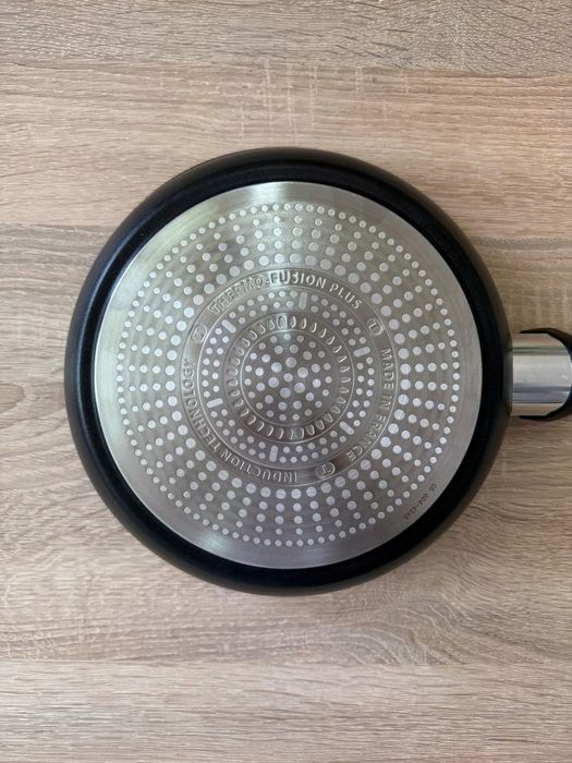 patelnia tradycyjna tefal 24 cm tytanowa opis