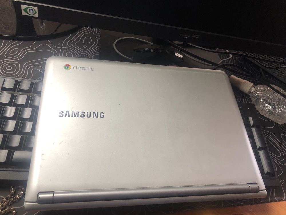 Ноутбук без ньюансів Samsung xe303C12 хромбук для навчання